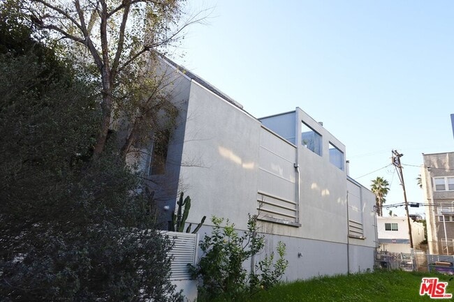 Building Photo - 21 1/2 Wavecrest Ave