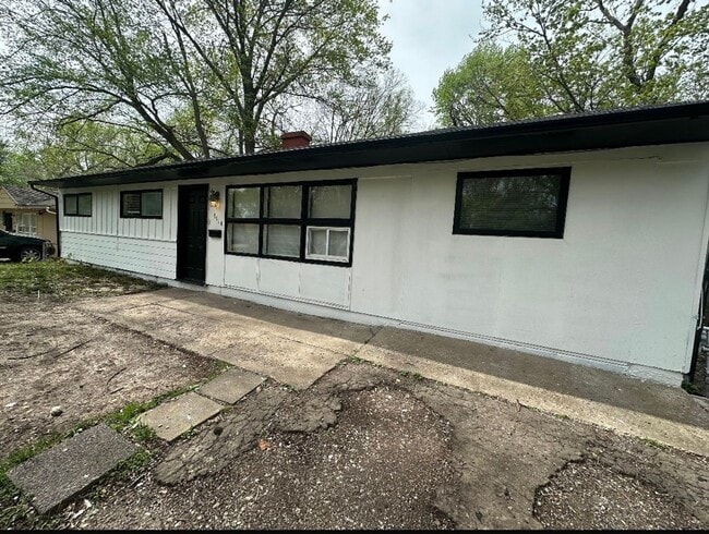 Building Photo - This is a 4 bedroom 1 Full bathroom house which has a spacious living room, dining room and full ...