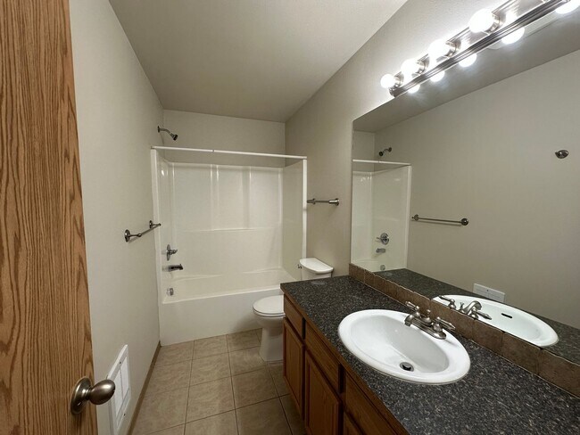 Building Photo - 3 Bed, 2 Bath close to Downtown Ferndale