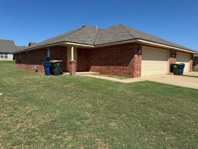 Primary Photo - 3 bed 2 bath duplex in Chickasha! Ready fo...