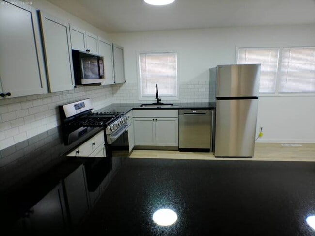 Building Photo - Beautiful 4 bedrooms and 2 full baths with vanity in a beautiful house at Longwood Ave Kansas Cit...