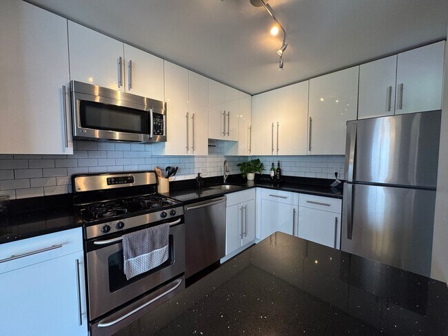 Building Photo - Light-filled Contemporary 1 Bedroom 1 Bath...