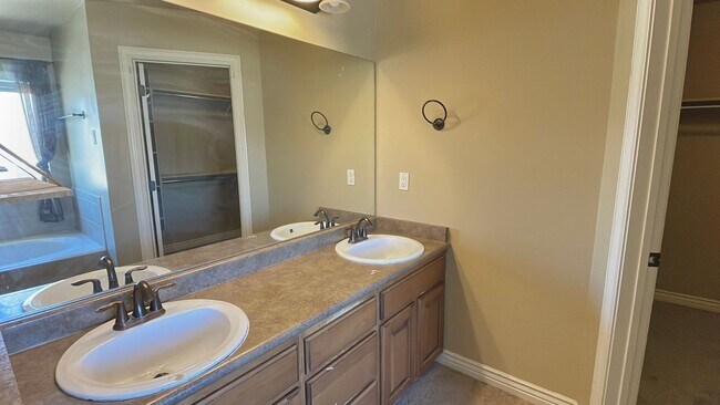 Building Photo - 6 Bedroom, 3.5 Bathroom Single Family Home in Layton Available June 1st!