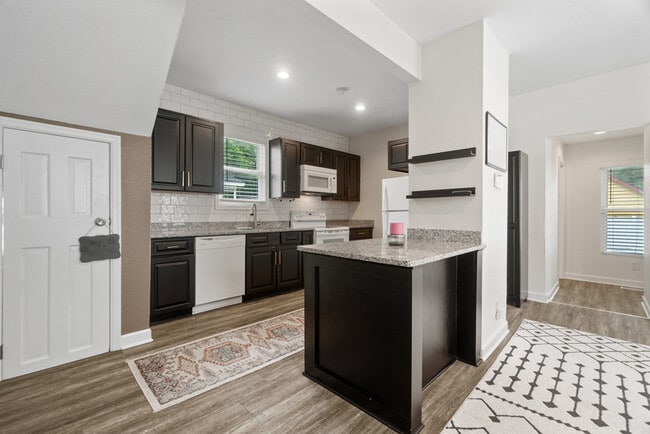 Building Photo - 846 W 41st St