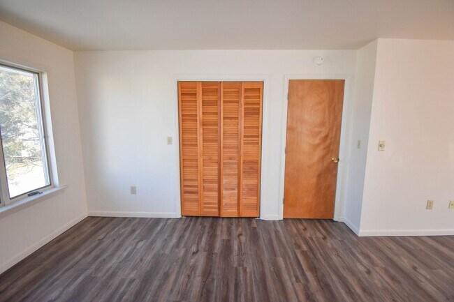 Building Photo - Two Bedroom in Jersey Shore with 1-Car Garage!