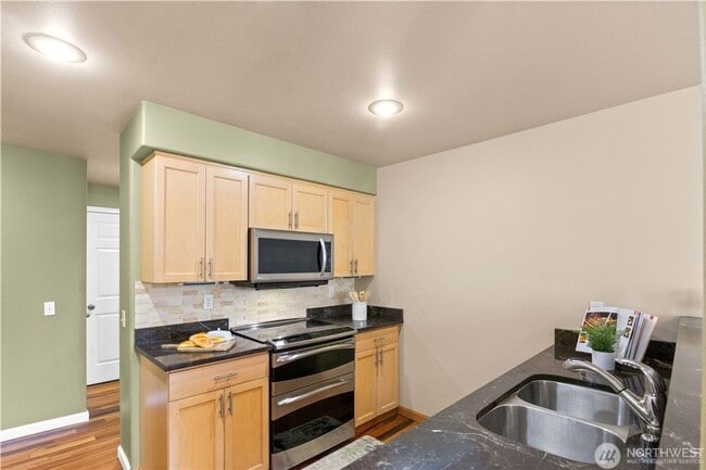Building Photo - Town house available in desirable woodinville