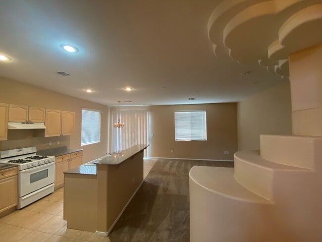 Building Photo - Gorgeous Rhodes Ranch Country Club home in Guard Gated Community!