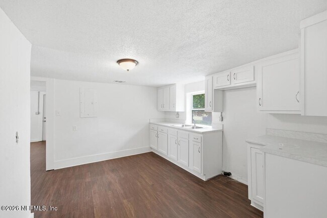 Building Photo - 1823 W 44th St