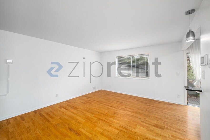 Building Photo - Unit 206