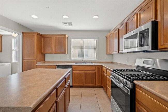 Building Photo - 3 Story, Spacious and Inviting 3-bedroom In Centennial Hills, with Downstairs Bedroom Suite