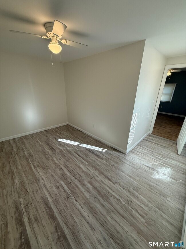 Building Photo - 2 Smith St