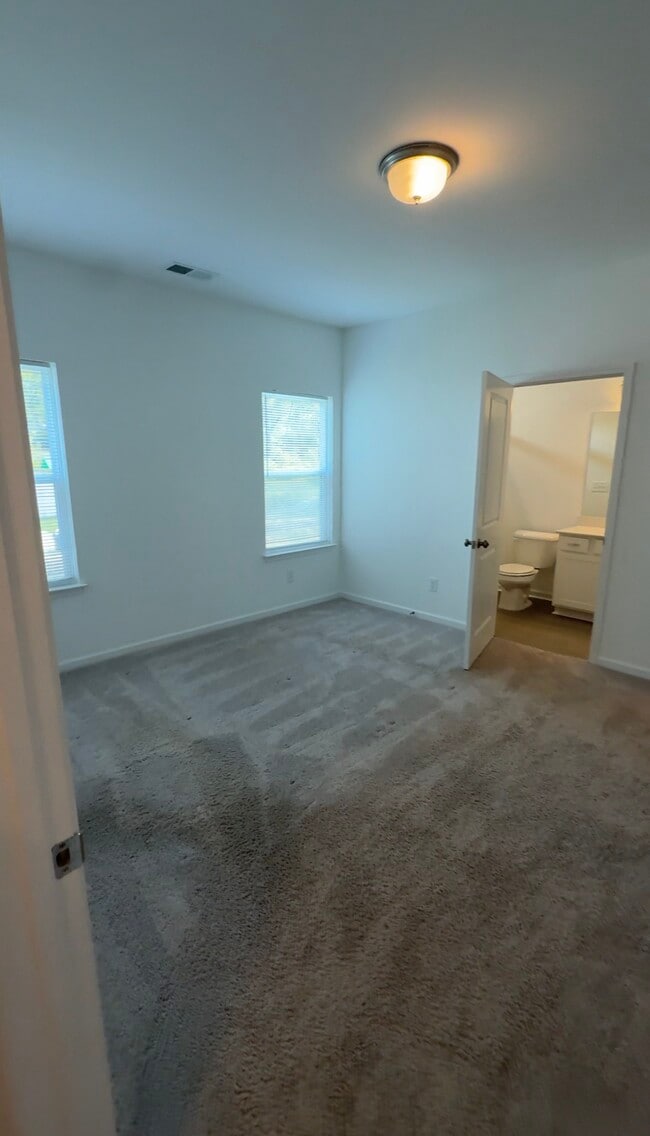 Building Photo - 702 Samuel Dr