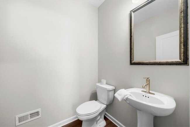 Building Photo - 324 Commons Ave