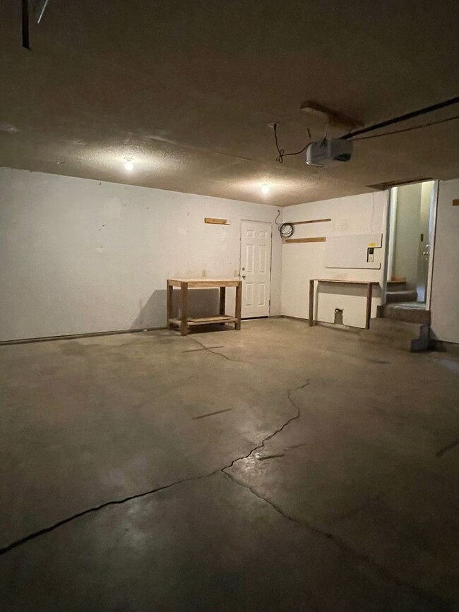 Building Photo - 4 Bed 2 Bath Home in great location West F...