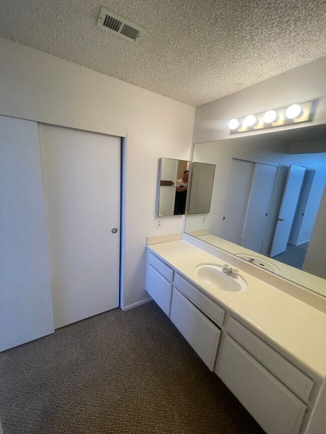 Building Photo - Phillips Ranch 2 Bedroom Condo
