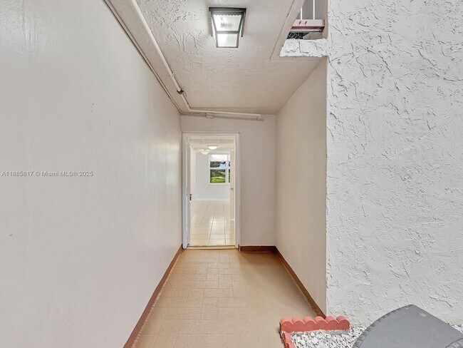 Building Photo - 9451 Evergreen Pl