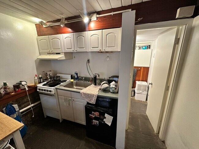 Building Photo - 77 Joy St