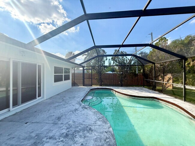 Building Photo - Four Bedroom Pool Home - Second Floor View of Manatee River