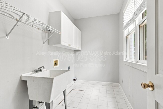 Building Photo - 6725 Ridgefield Dr