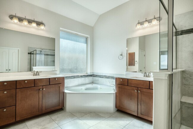 Building Photo - 8333 Paola St