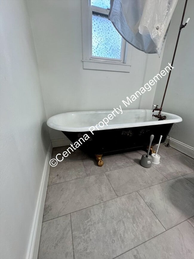 Building Photo - 722 S Montana St