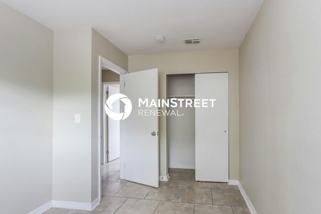 Building Photo - 3 Bedroom Pet-Friendly Home in St Petersbu...