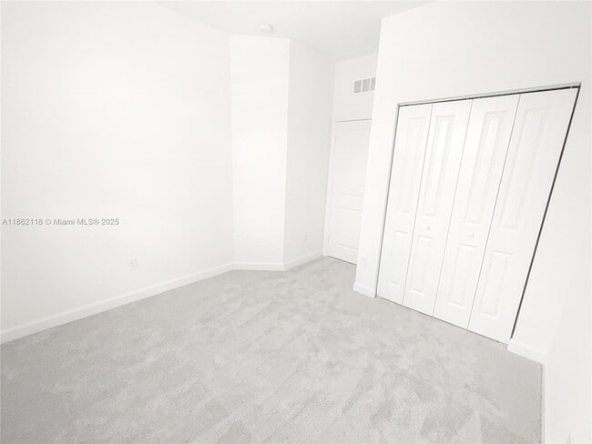 Building Photo - 390 SE Crossoak Ln