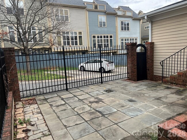 Building Photo - 711 E 9th St