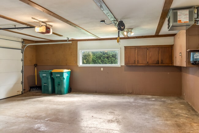 Building Photo - 2071 Maple Rd