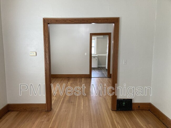 Building Photo - 337 Cedar St NE