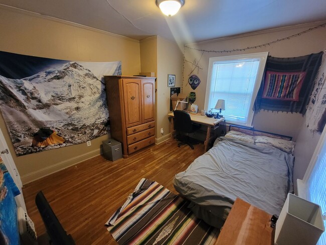 Building Photo - AVAILABLE JUNE 1st 2026 - 3 Bed 2 Bath Spacious Home near Campus