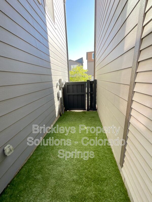 Building Photo - 7227 Berrybrook Ln
