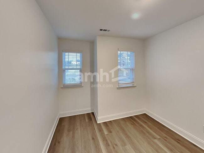 Building Photo - 218 Malayna Dr S