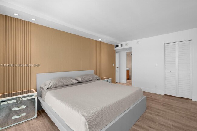 Building Photo - 2655 Collins Ave