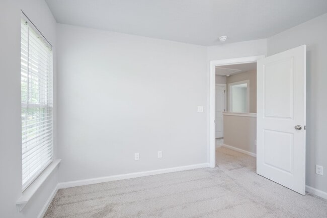 Building Photo - 3 Bedroom 2.5 Bath Townhouse