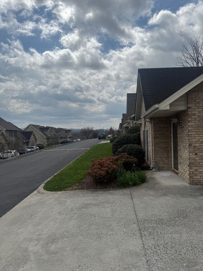 Building Photo - Awesome Townhouse of JOHN B DENNIS HIGWAY in the heart of Kingsport