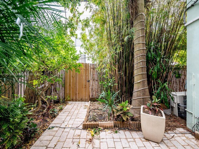 Building Photo - 1127 Meridian Ave