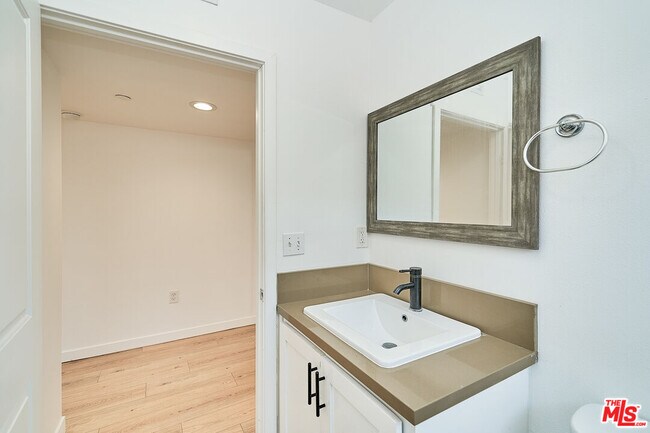 Building Photo - 965 S Lorena St
