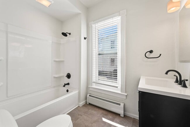 Building Photo - 35 Saratoga Ave