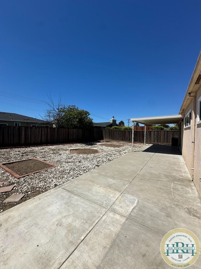 Building Photo - Spacious & Bright 3BR|2BA House in the Hea...