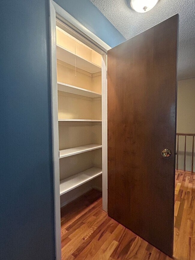 Building Photo - 4/2.5 in Beautiful Warrensville! Lots of S...