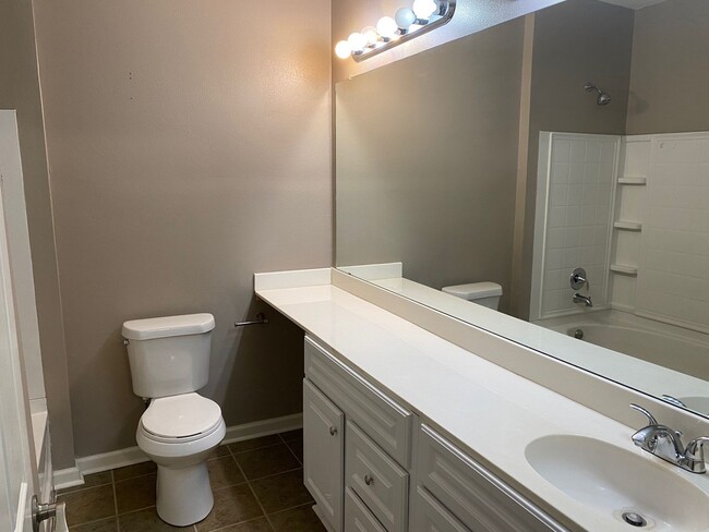 Building Photo - BOTTOM FLOOR CONDO!