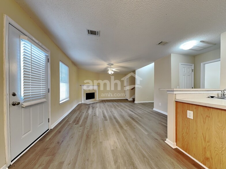 Building Photo - 20 Willow Lakes Dr
