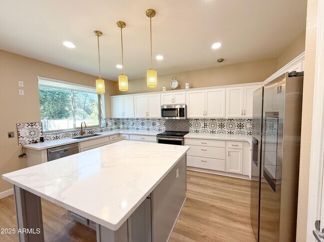 Building Photo - 1432 S Apache Dr