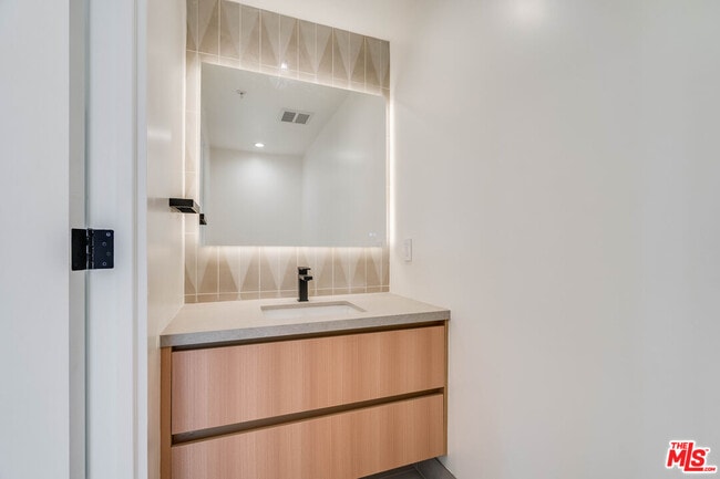 Building Photo - 1414 S Beverly Dr