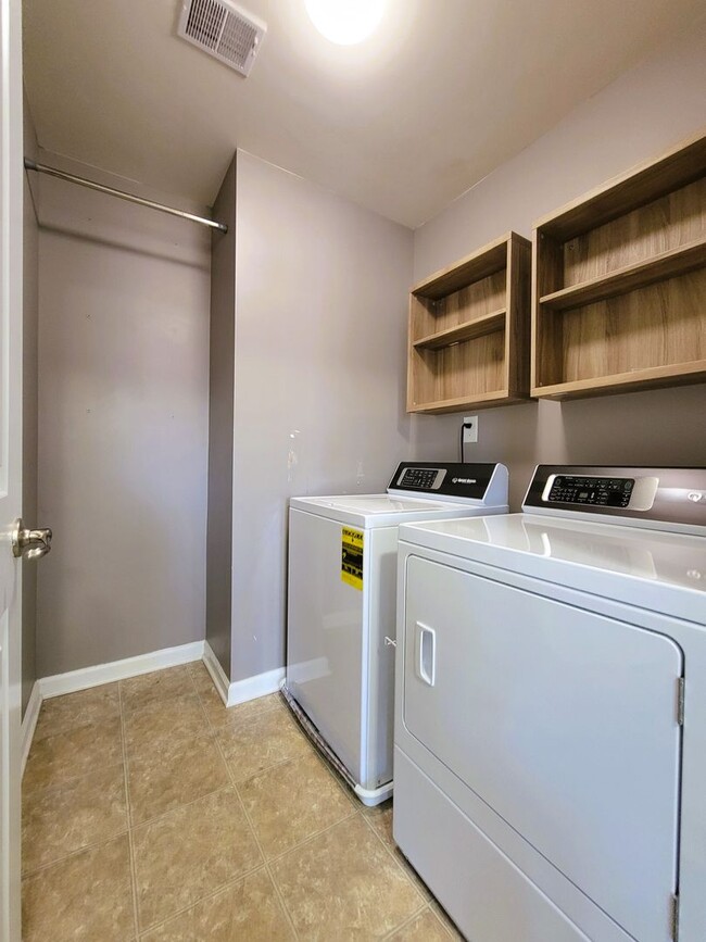 Building Photo - Large 2 story transitional in highly sough...