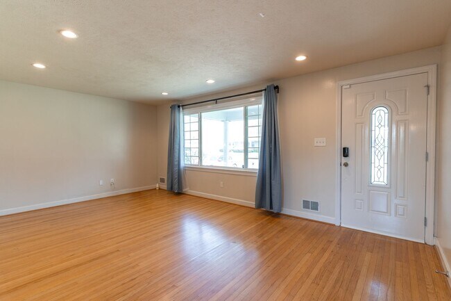 Building Photo - Welcome to this charming 3-bedroom, 2 full...