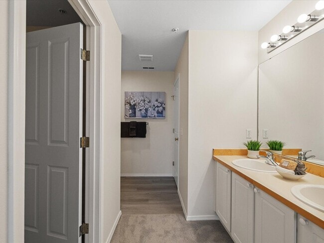 Building Photo - Available Now - 2 Bed/2 Bath End Unit Townhouse with Garage - Issaquah