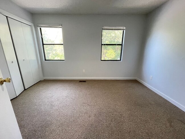 Building Photo - Nice 2br townhome in quiet neighborhood, r...