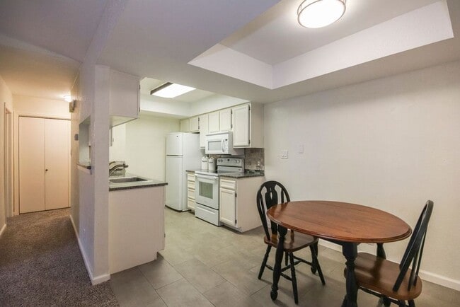 Building Photo - 2 Bed / 1 Bath Condo South Tulsa